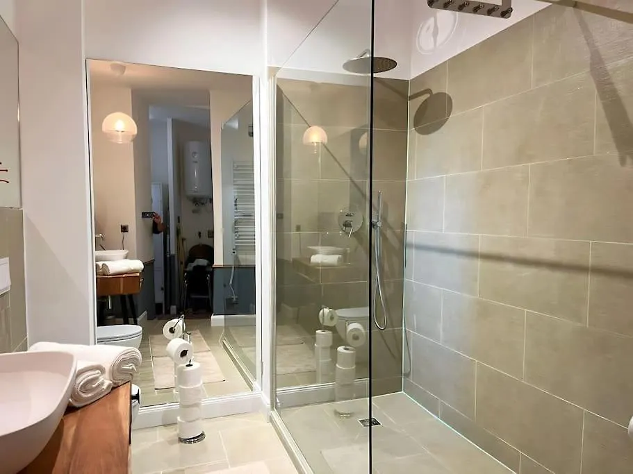 Helle Erdgeschosswohnung, Nahe Zentrum Und Schoenbrunn Vienna 0*,  Austria