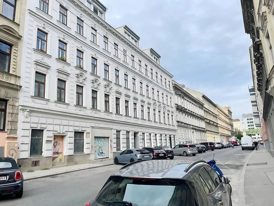 Helle Erdgeschosswohnung, Nahe Zentrum Und Schoenbrunn Vienna 0*,  Austria